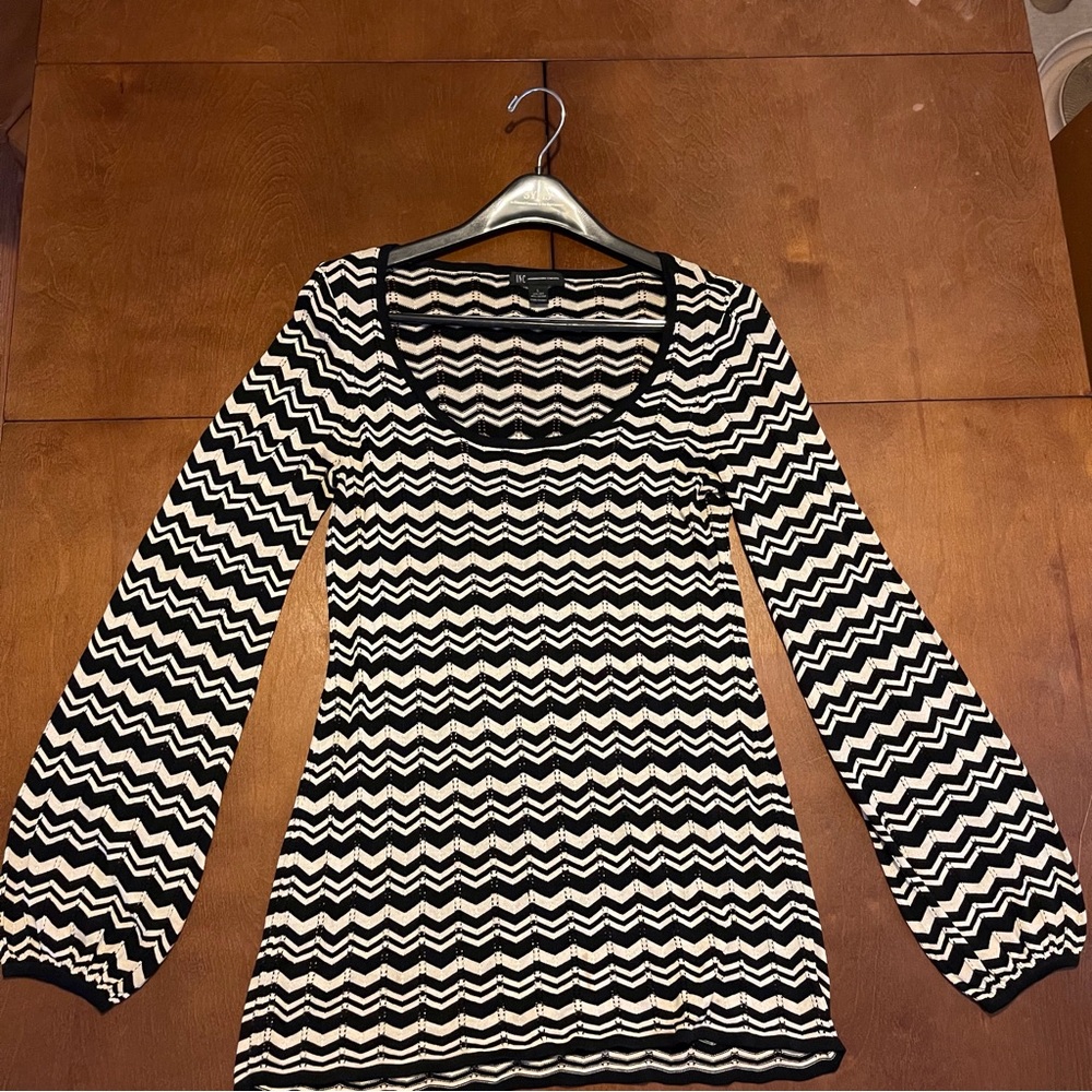 Black and cream sweater, w/bubble lower sleeve/ Large. International Concepts